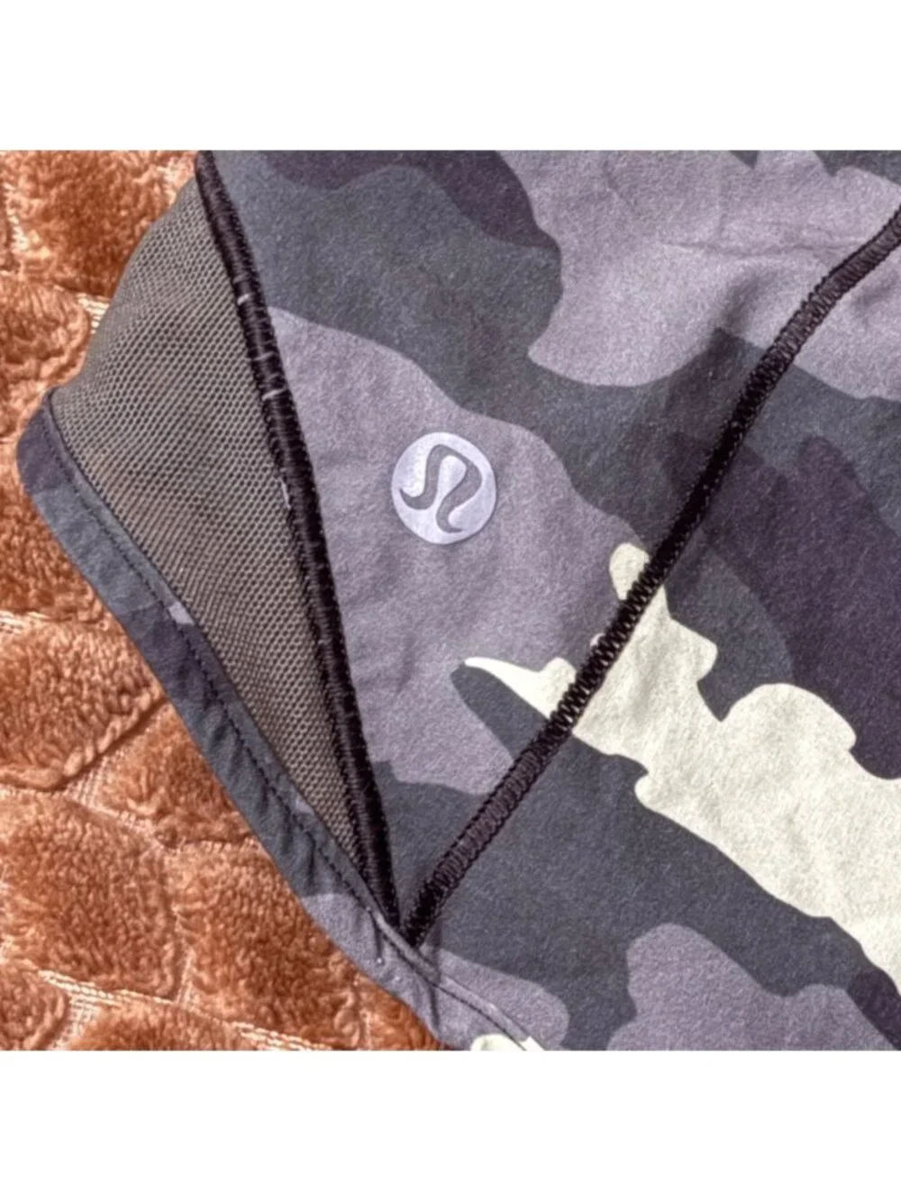 Like New Lululemon Hotty Hot Low Rise Short 4" Camo Green Swift Lined Size 10 - Picture 4 of 7